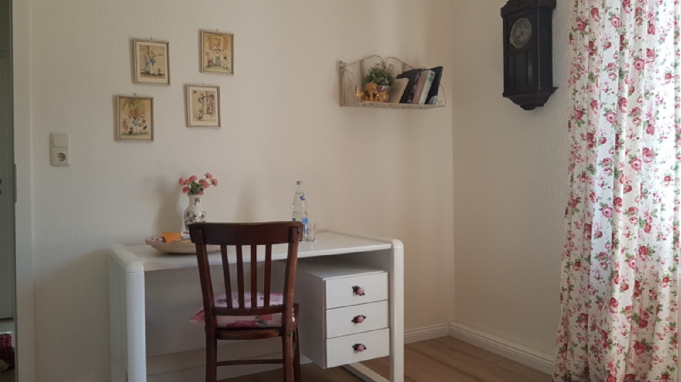 zimmer tisch mittel